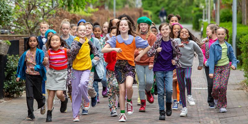Kinderen lopen over de stoep in een groep