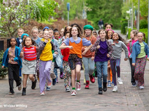 Kinderen lopen over de stoep in een groep